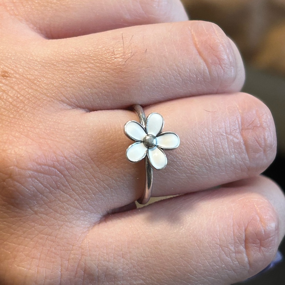 🌼 Authentic Retired DARLING DAISY Pandora 925 Vintage White Flower Ring